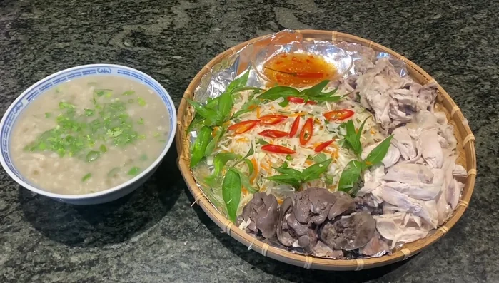 Múc cháo ra tô, ăn kèm với gỏi gà.