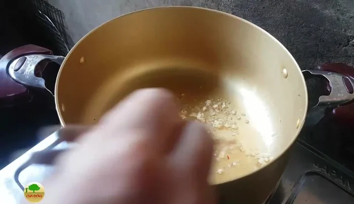 Khi dầu nóng, bỏ lươn vào.