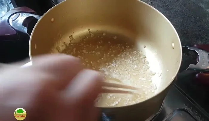 Thêm hành tím.