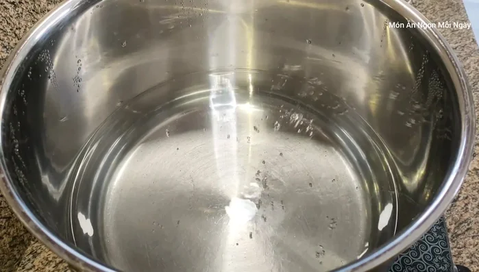 Cho 3 lít nước + 0,5 lít nước dừa vào nồi, đun sôi.
