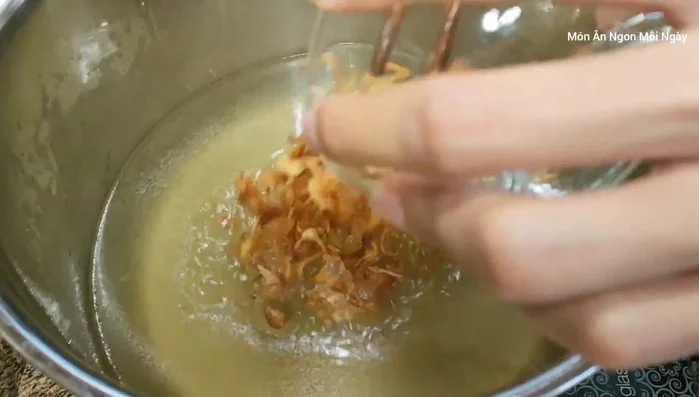 Phi hành tím vàng, cho vào nước dùng.