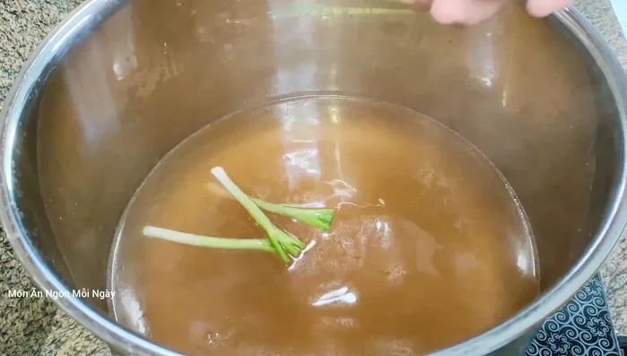 Cho hành lá, ngò rí, tiêu vào.