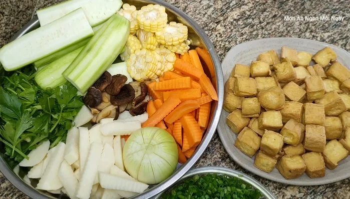 Chuẩn bị nguyên liệu: sơ chế, cắt nhỏ rau củ, ngâm nấm đông cô.