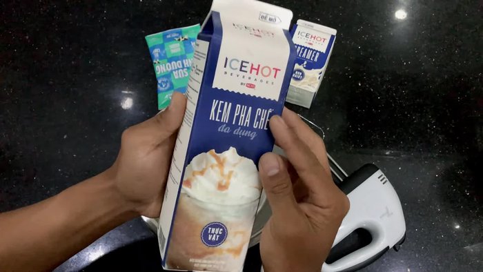 Chuẩn bị nguyên liệu: Kem pha chế đa dụng, kem béo, sữa tươi không đường, muối ăn.