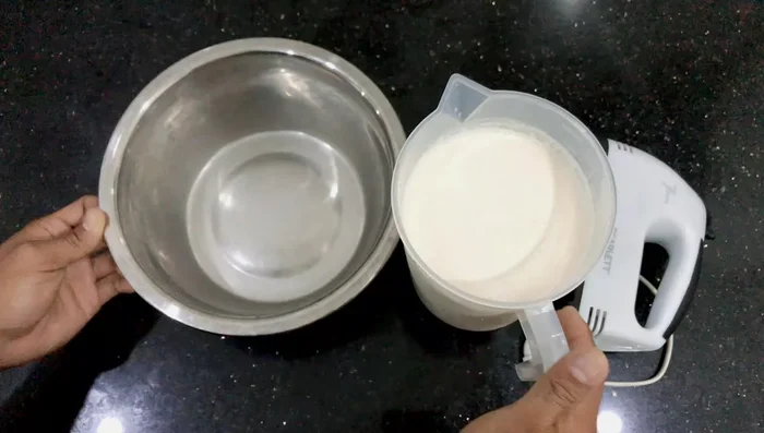 Đánh kem: Sử dụng máy đánh trứng Scarlet ở tốc độ cao nhất (khoảng 15-20 giây) để tạo bọt lớn. Sau đó, chuyển sang tốc độ thấp nhất (khoảng 10-15 phút) để làm mịn kem và tạo độ xốp.