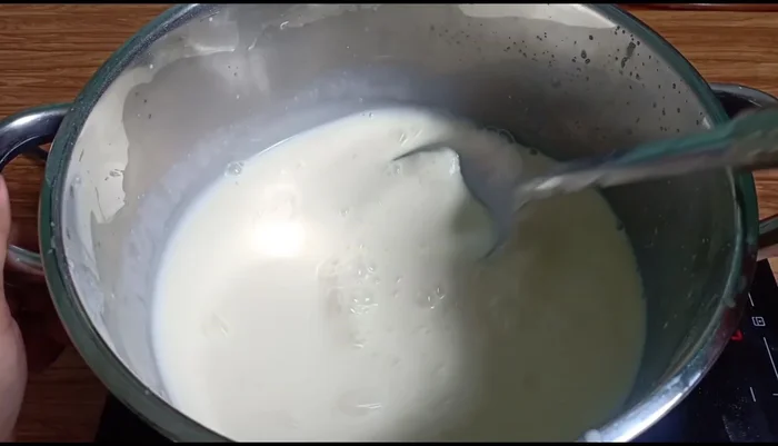 Đun hỗn hợp trên bếp với lửa nhỏ, khuấy đều đến khi hơi sôi lăn tăn thì tắt bếp (không đun quá lâu).