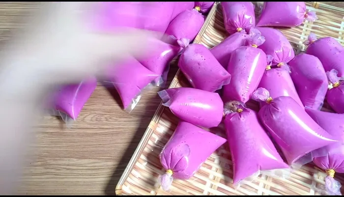 Cho các ca kem vào ngăn đá tủ lạnh, để đông khoảng 24 tiếng.