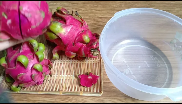 Làm sạch và tách lấy phần thịt của 2kg thanh long ruột đỏ.