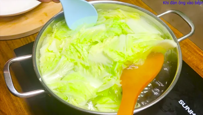 Luộc khoảng 30 giây, sau đó dùng đũa đảo rau để phần trên xuống dưới cho chín đều. Tiếp tục luộc thêm 30 giây nữa.