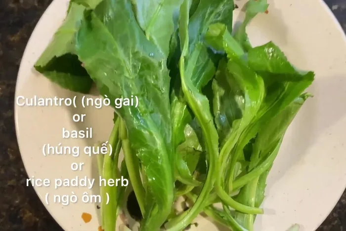 Rửa sạch, để ráo và cắt nhỏ ngò gai, húng quế hoặc ngò ôm. (99.439 - 106.32)