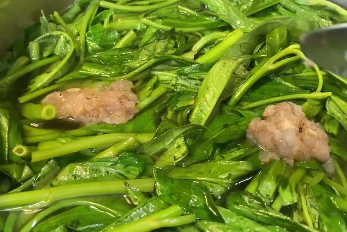 Khi nước sôi trở lại, cho tôm vào. Để lửa lớn cho rau muống chín. (167 - 173.72)
