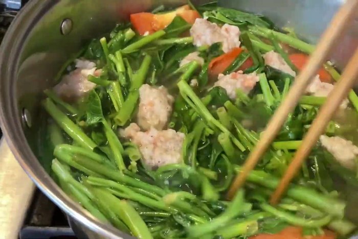 Nêm nếm lại cho vừa khẩu vị. Có thể thêm nước mắm, đường, muối hoặc nước cốt chanh tùy thích. (186.5 - 204.08)