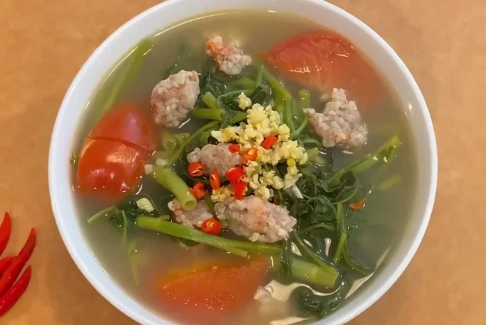 Múc canh ra tô, thêm tỏi phi, ớt, tiêu, ngò lên trên. (213.659 - 229.08)