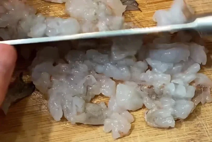 Lột vỏ, rửa sạch tôm rồi bằm nhuyễn. Ướp tôm với 1/2 muỗng cà phê đường, 1/2 muỗng cà phê bột nêm gà, 1/4 muỗng cà phê tiêu, 1 muỗng cà phê nước mắm, 1 muỗng súp hành tỏi băm. Trộn đều và ướp khoảng 10 phút. (32.48 - 58.98)