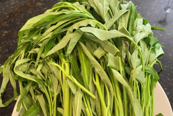 Cắt bỏ phần già của rau muống, cắt khúc vừa ăn và rửa sạch, để ráo. (78.74 - 85.259)