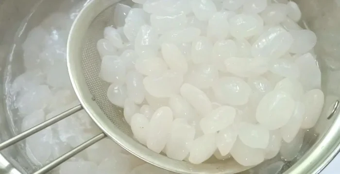 Luộc hạt đác trong nước chanh sôi khoảng 5 phút, vớt ra, rửa lại 3-4 lần nước cho sạch nhựa. (99.84)