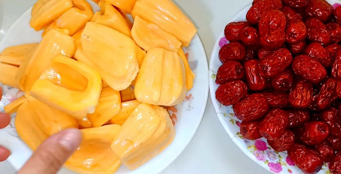 Cắt nhỏ mít, táo đỏ. (136.01, 242)
