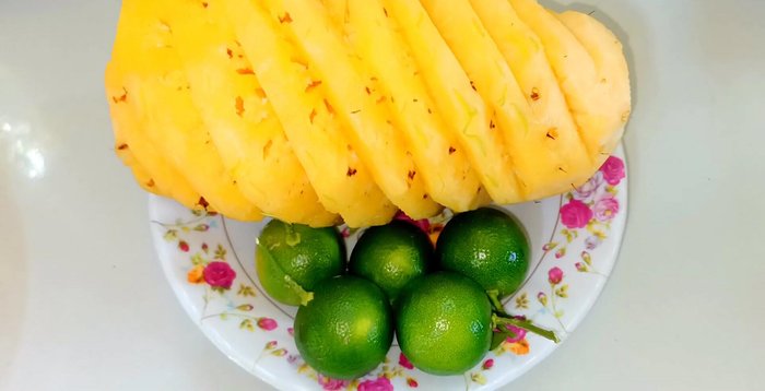 Cho táo đỏ, nước cốt tắc, khóm đã cắt nhỏ vào nồi nước đường, nấu khoảng 5 phút. (149.16, 164.88)
