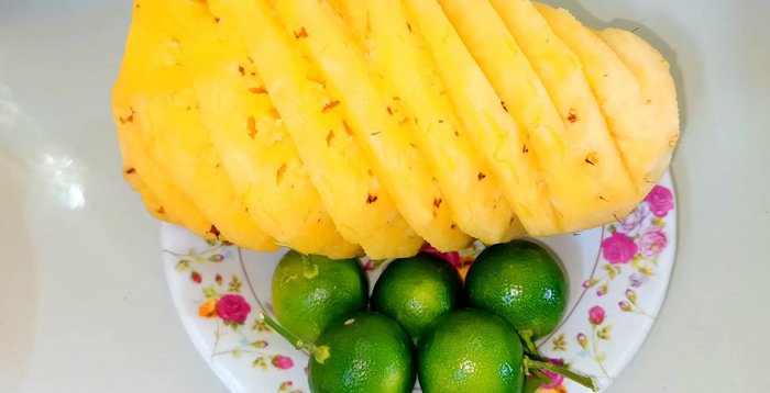 Cho đường phèn, nước cốt dừa, lá dứa vào nồi, đun đến khi đường tan hết. (176.24, 201.28)