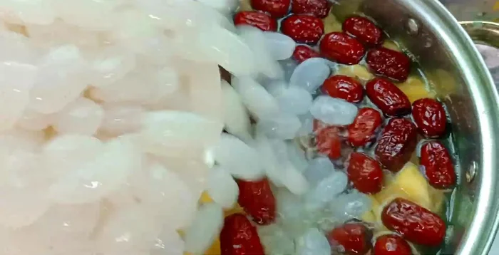 Cho hạt đác vào nồi, nấu thêm một lúc. (317.169)