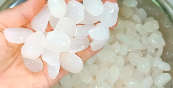 Rửa sạch hạt đác với nước khoảng 2-3 lần cho sạch bụi, để ráo nước. (65.28)