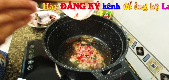 Cho hành tỏi ớt băm nhuyễn vào phi thơm.