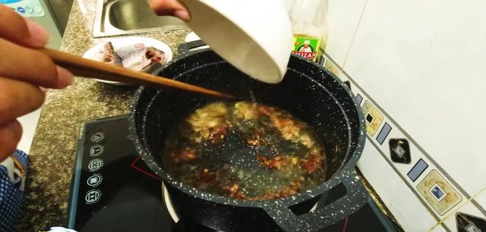 Đun sôi hỗn hợp, sau đó kho cá trong khoảng 30 phút.
