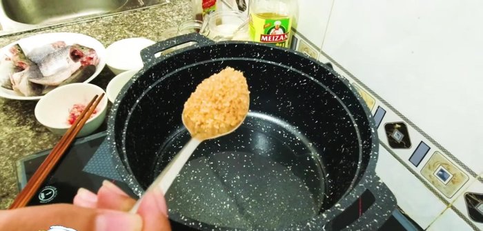 Cho 1 muỗng đường vào chảo, thắng đường cho đến khi đường chuyển màu vàng cánh gián.