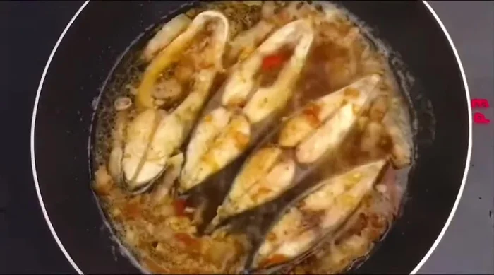 Kho cá với lửa vừa khoảng 20 phút, không đậy nắp và không đảo cá.