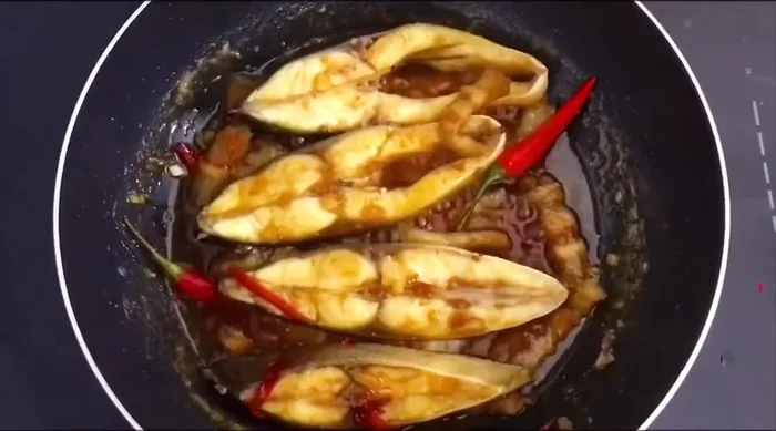 Nếu muốn nước sốt sánh đặc để chấm, kho thêm 3 phút nữa. Nếu không, tắt bếp khi nước dừa đã cạn.