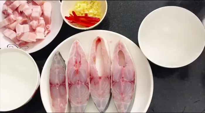 Chuẩn bị nước sốt kho cá: 2 muỗng canh đường, 3 muỗng canh nước mắm, 1/2 muỗng canh hạt nêm, một chút bột ngọt.