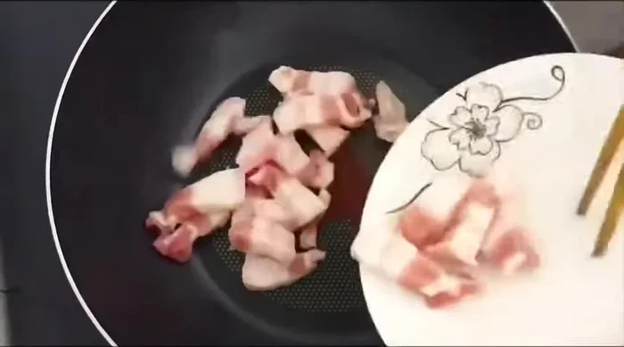 Cho thịt ba chỉ vào chảo, thắng với lửa nhỏ khoảng 10 phút cho đến khi miếng thịt cháy cạnh và mỡ ra.