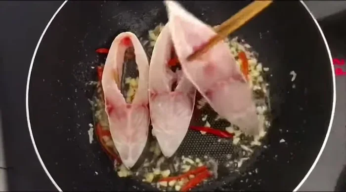 Cho cá vào áp chảo sơ qua 2 mặt.
