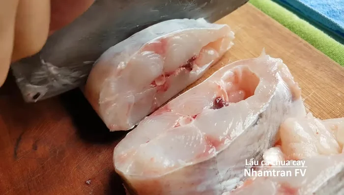 Rửa sạch cá, mực, tôm. Khứa cá và mực thành lát dày khoảng 1cm. Để riêng.