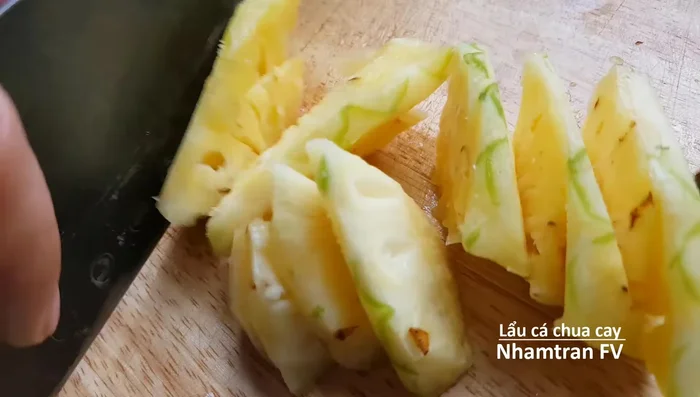 Thái thơm, gừng, sả, hành tím, tỏi thành lát mỏng hoặc băm nhỏ (một nửa hành tím và tỏi để riêng, phần còn lại băm nhỏ).