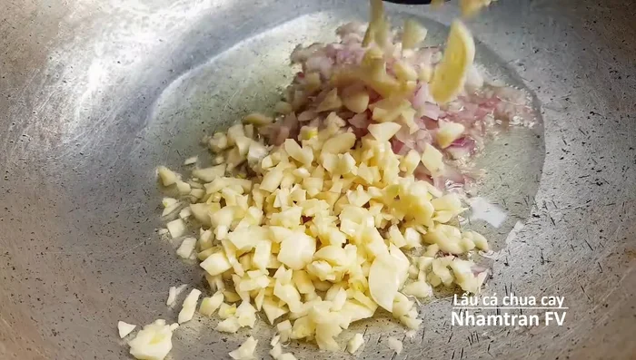 Phi thơm hành tím và tỏi băm với dầu ăn. Thêm sả, gừng, cà chua vào xào chín mềm.