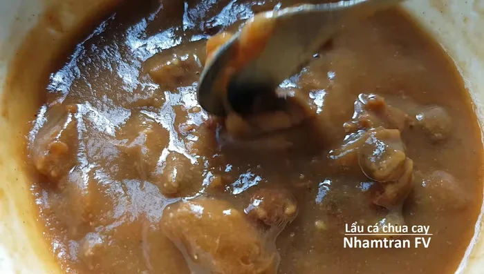 Cho hỗn hợp gia vị vào nồi nước dùng, đun sôi. Thêm phần nước cốt me.