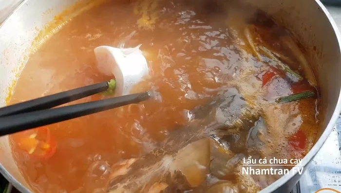 Cho cá, tôm, mực vào nồi nước lẩu đang sôi. Đun sôi lại rồi nêm nếm lại gia vị cho vừa ăn.