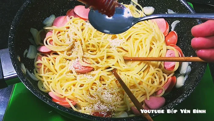 Nêm gia vị: Thêm 2 muỗng cà phê hạt nêm, 1 muỗng canh tương ớt, 3 muỗng canh tương cà, 1 muỗng canh dầu hào vào chảo mì. Nêm nếm lại cho vừa khẩu vị.
