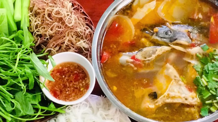 Làm sạch đầu cá hồi với muối, rửa lại 2-3 lần. Bỏ phần mang, cắt cá thành miếng nhỏ vừa ăn, để ráo nước.