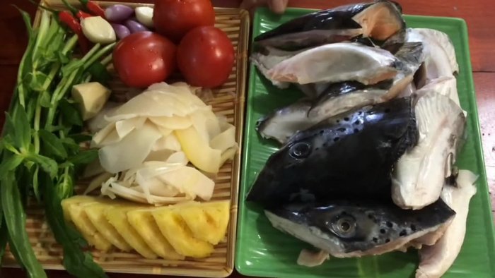 Rửa sơ măng chua cho bớt chua. Chuẩn bị cà chua, hành, tỏi, gừng, ớt, rau thơm.
