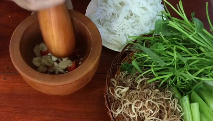 Làm nước chấm: trộn nước mắm, đường, hành, tỏi, gừng.