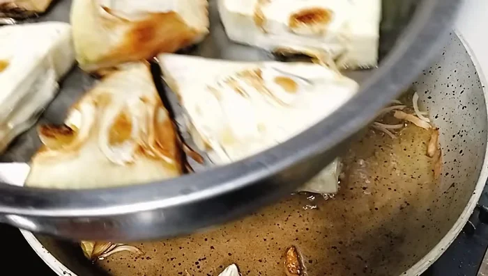 Cho mít đã chiên vào nồi. (242.519)