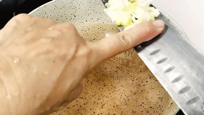 Phi thơm hành paro băm nhỏ trong chảo đã chiên mít. (270.32)