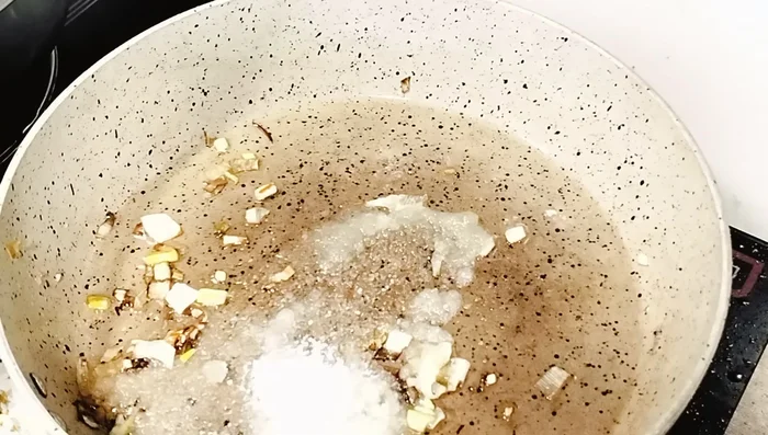 Nêm gia vị: muối, đường, bột nêm chay, dầu hào chay, nước mắm chay, nước tương, tương ớt vào chảo hành paro. Xào khoảng 30 giây - 1 phút cho gia vị hòa quyện. (282.12)