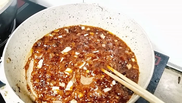 Cho nước dừa tươi vào nồi mít. (339.919)
