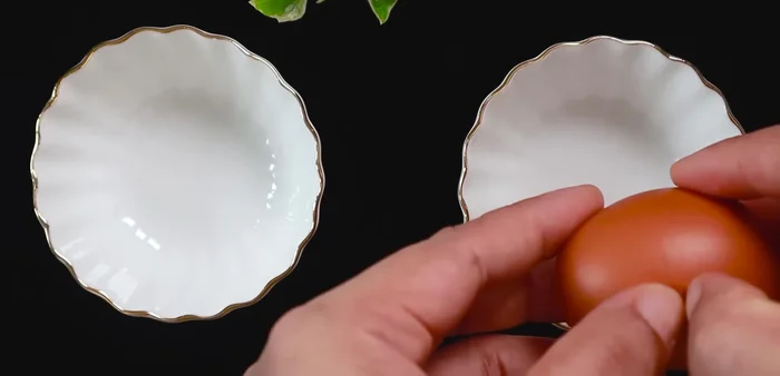 Tách riêng lòng đỏ trứng gà.
