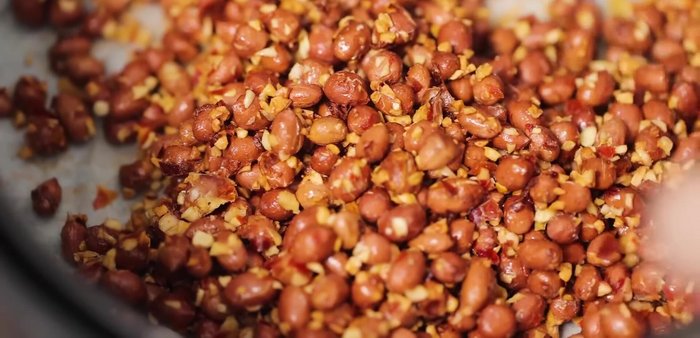 Đổ đậu phộng rang ra rổ, để nguội tự nhiên. Không nên dùng quạt để làm nguội.