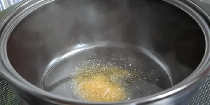 Làm nóng chảo, cho 2 muỗng canh đường vàng vào, khuấy đều đến khi đường chuyển sang màu cánh gián.