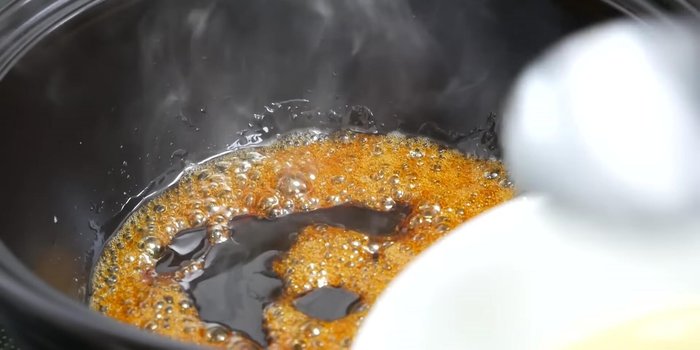Thêm dầu ăn vào (2-2.5 muỗng canh), nhớ hạ lửa nhỏ để tránh bị cháy.